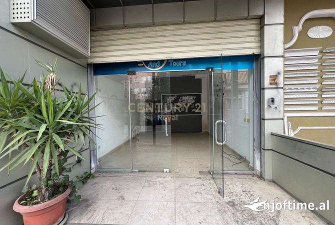 OKAZIIION; Shitet ambient komercial ne qender te Kavajes me sip 63m2