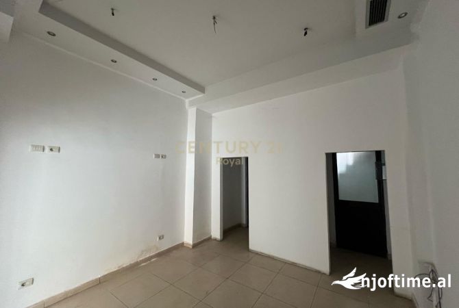 OKAZIIION; Shitet ambient komercial ne qender te Kavajes me sip 63m2