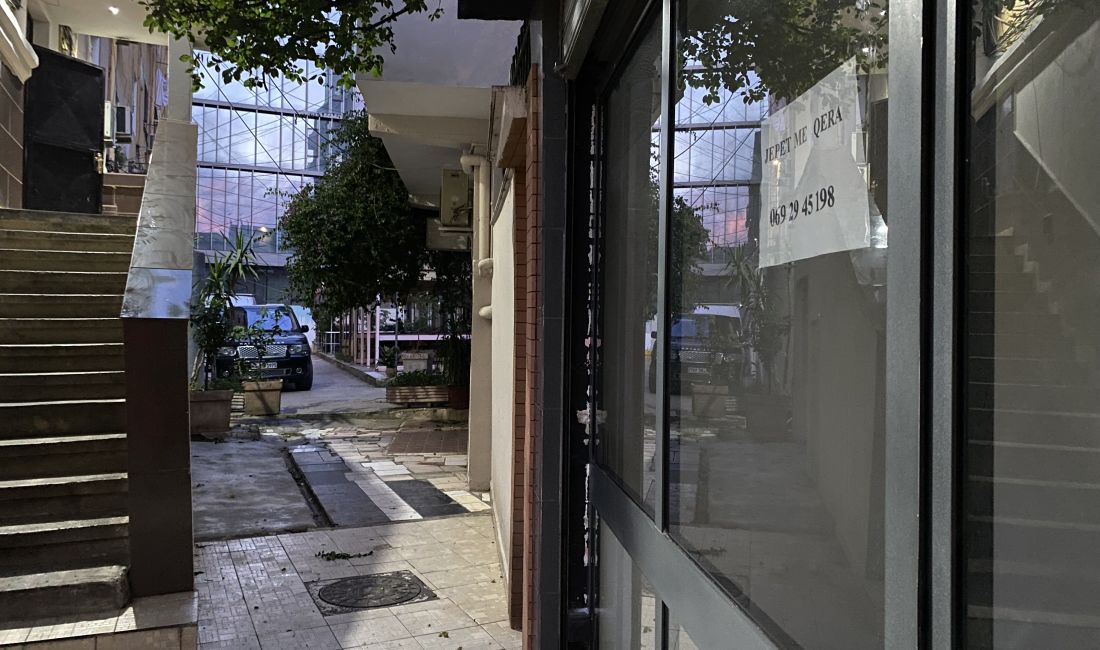  Me Qera - qender, Rr. Durresit , Dyqan, ambjent per qera 