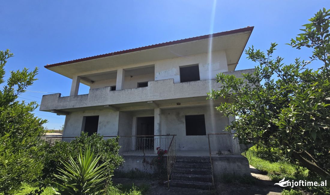 Shtepi ne shitje Shtepi Private ne Fier, 2+1, Mobilimi Bosh, pa mobiluar, Pagesa 180,000  Euro.