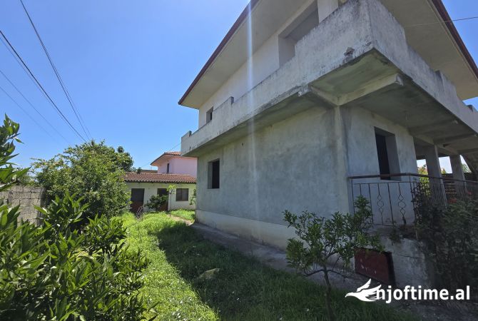 Shtepi ne shitje Shtepi Private ne Fier, 2+1, Mobilimi Bosh, pa mobiluar, Pagesa 180,000  Euro.