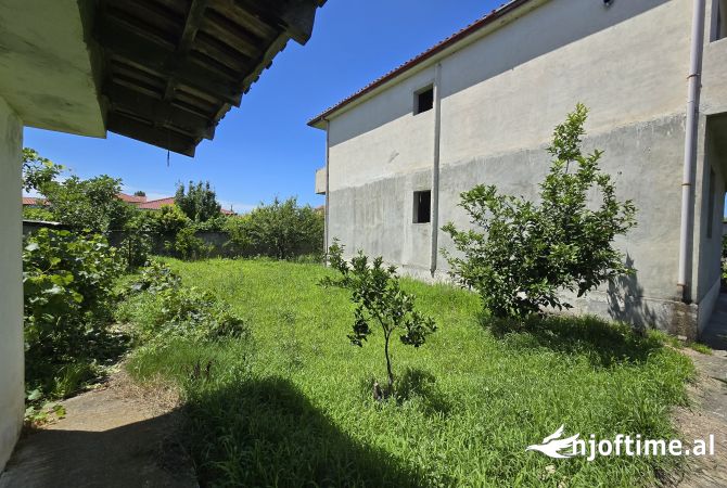 Shtepi ne shitje Shtepi Private ne Fier, 2+1, Mobilimi Bosh, pa mobiluar, Pagesa 180,000  Euro.