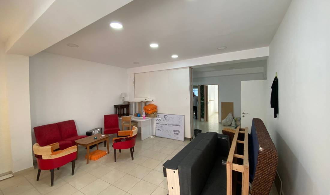 Jepet Ambjent Biznesi me Qera . Adresa : Rruga Kavajes