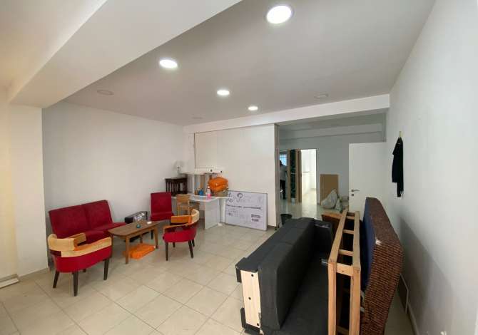 Jepet Ambjent Biznesi me Qera . Adresa : Rruga Kavajes