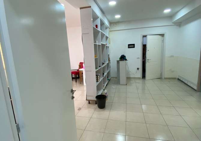 Ambiente Commerciale in Affitto 3+1 a Tirana - 850 Euro