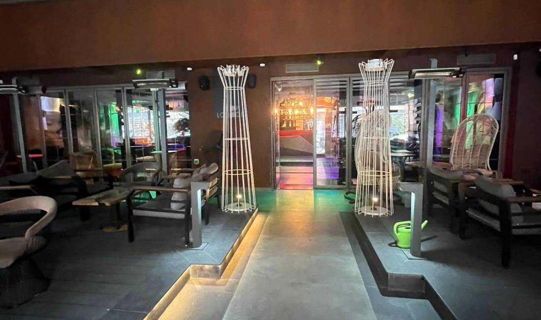 Jepet me qera lokal 340 m2 i mobiluar me te gjitha. Veranda 100 m2. Blloku 