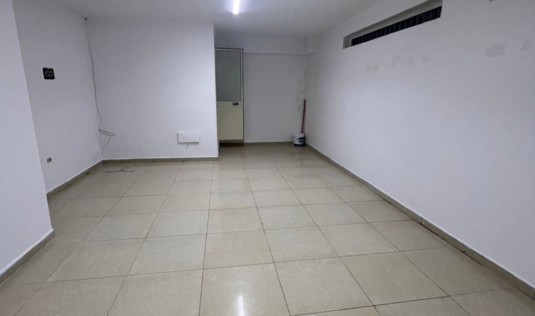 Shitet ambient biznesi 48m2.Adresa: Rruga Siri Kodra. 