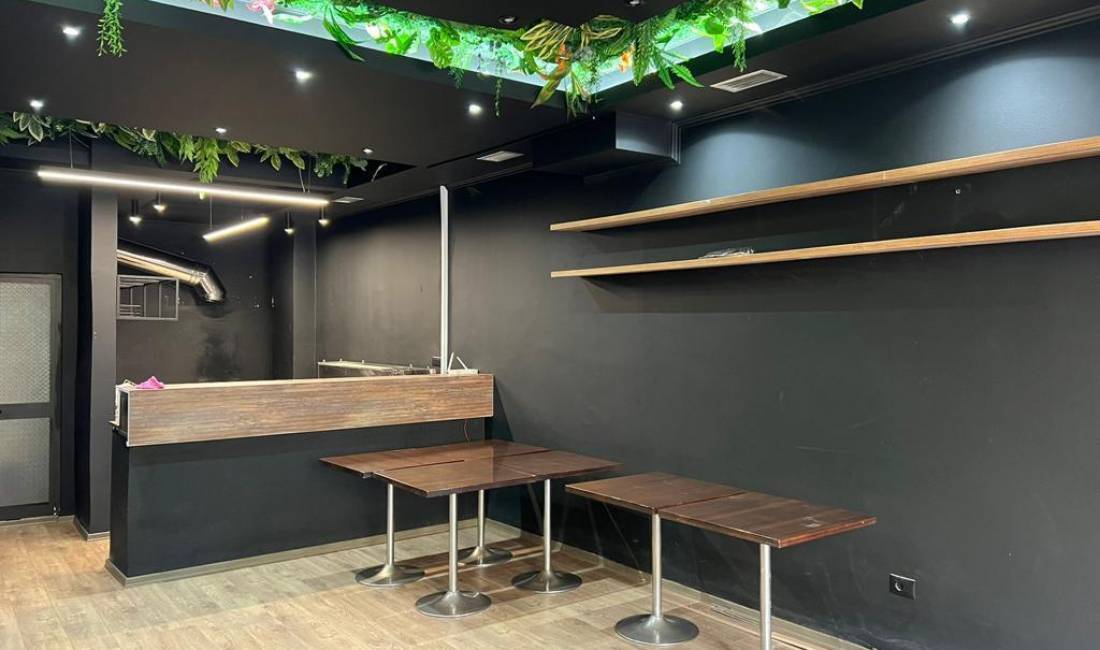 Ambient biznesi me qera.Adresa : Komuna e Parisit.Cmimi 450 euro.