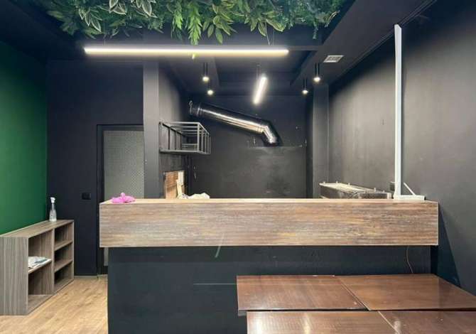 Ambient biznesi me qera.Adresa : Komuna e Parisit.Cmimi 450 euro.