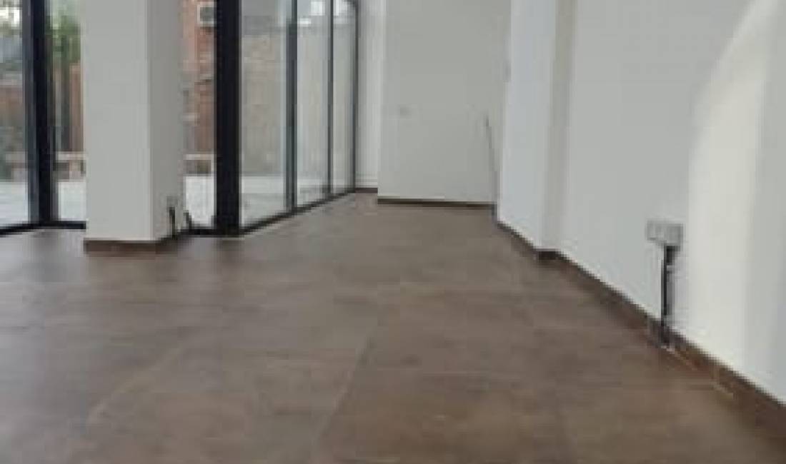 Jepet ambient me qera .Cmimi 400 euro .Rruga Qemal Stafa.