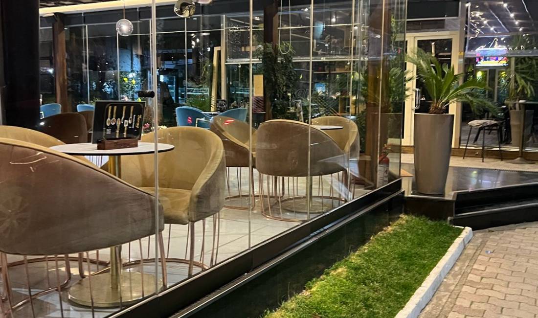 Jepet me qera bar-kafe.Cmimi 4000 euro.Adresa: Myslym Shyri 