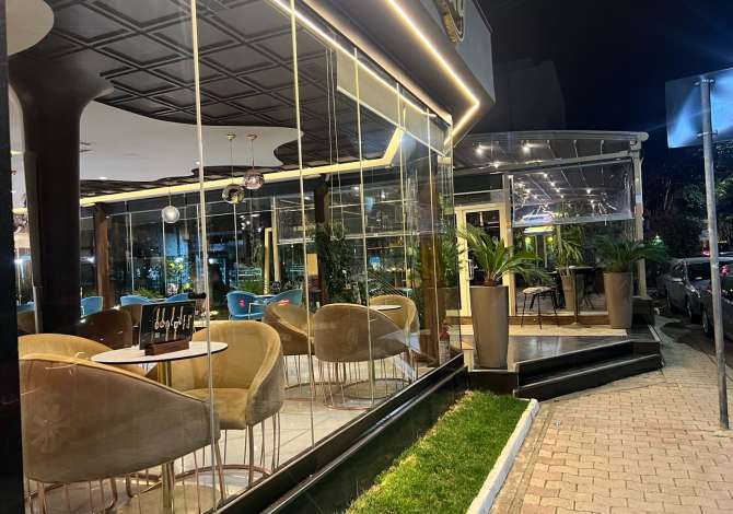 Jepet me qera bar-kafe.Cmimi 4000 euro.Adresa: Myslym Shyri 