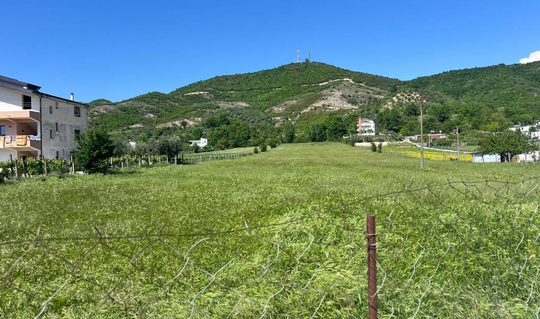 Shitet toka per ndertim, Siperfaqja 8000 metra, Cmimi 90 euro/m2, Adresa: Ura farkes