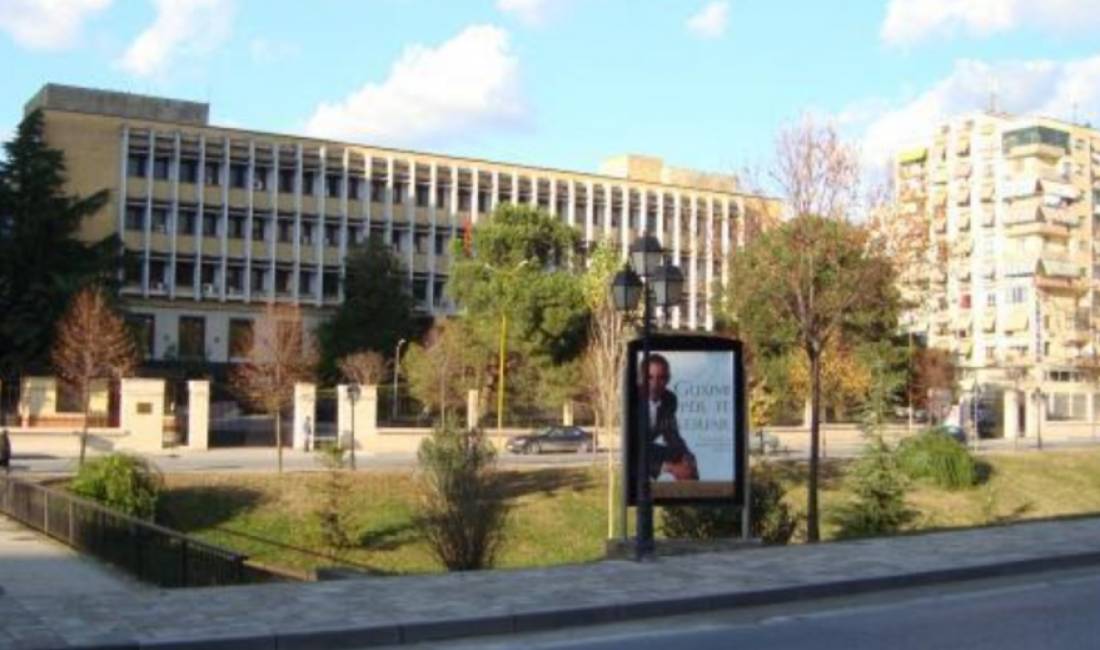 Jepet dyqan me qira, CMIMI 63000 leke i diskutushem, Adresa: perballe ministrise se jashtme.