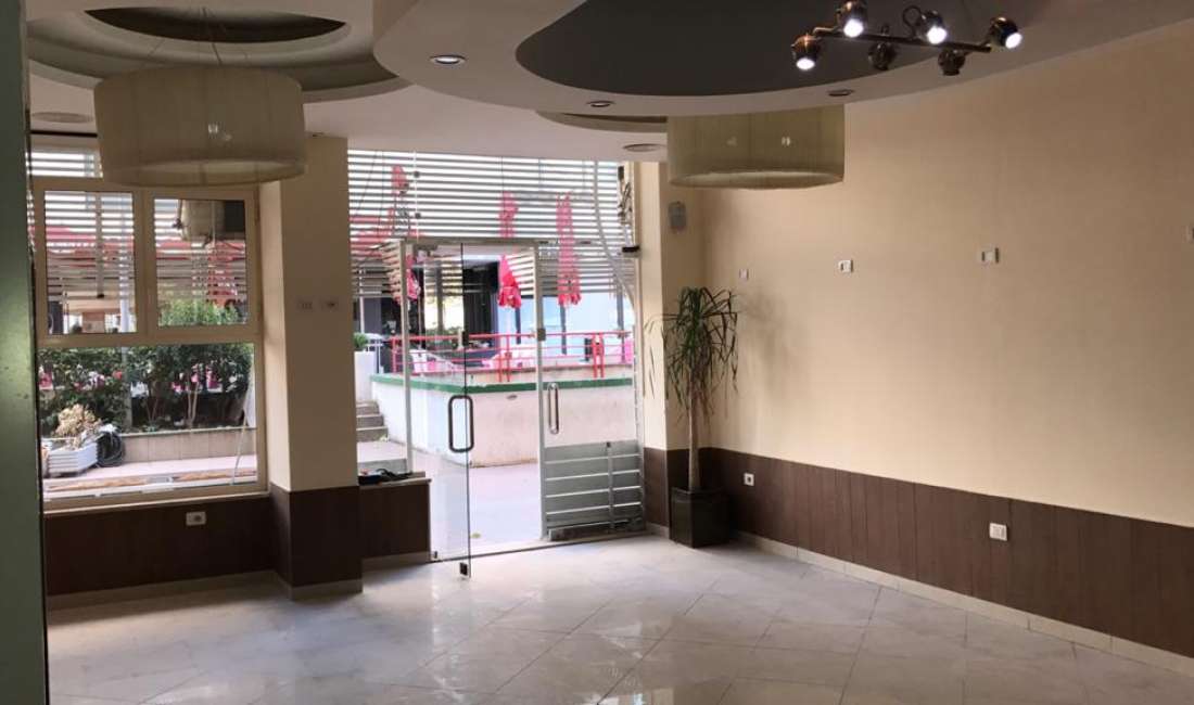 Jepet me qera ambient biznesi, i pershtatshem per lokal ose dyqan, Vizion +