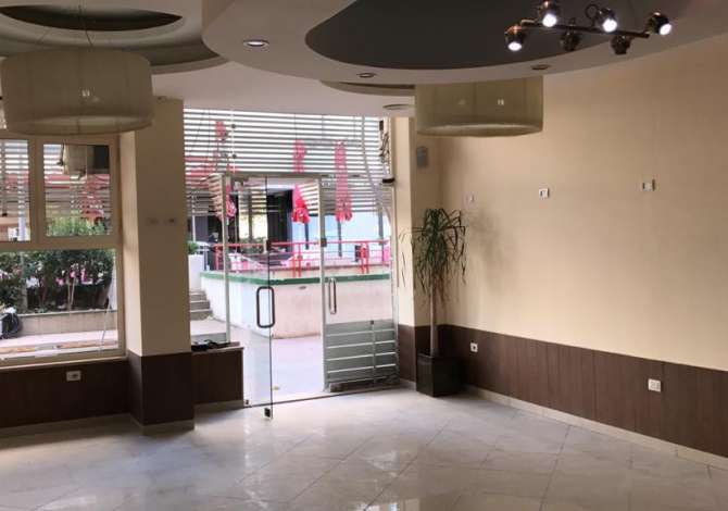 Jepet me qera ambient biznesi, i pershtatshem per lokal ose dyqan, Vizion +