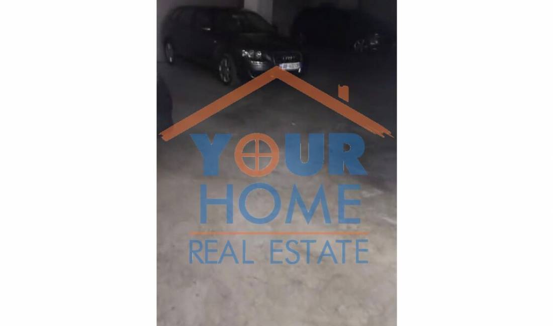 Shitet Magazine, Siperfaqja : 450m2, Adresa: Komuna e Parisit, Cmimi: 1100 euro/m2