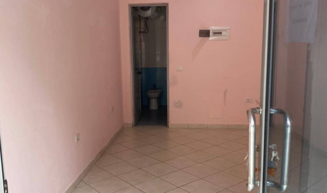 Jepet me qera dyqan, 21m2, tek 9 Kateshet 