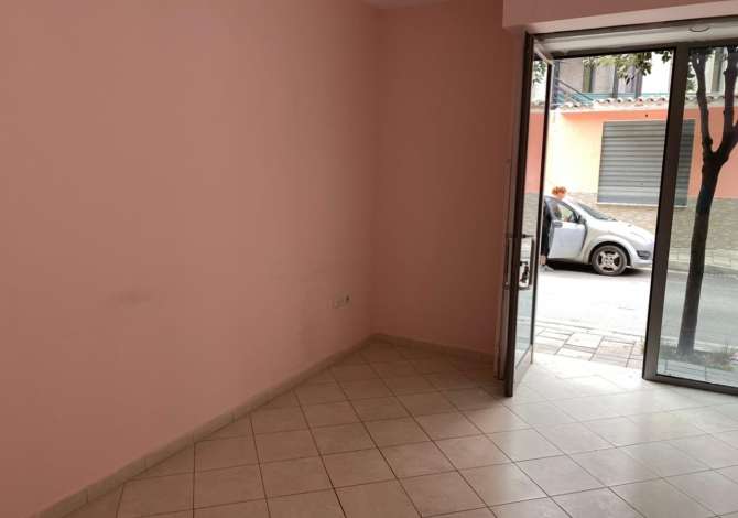 Jepet me qera dyqan, 21m2, tek 9 Kateshet 