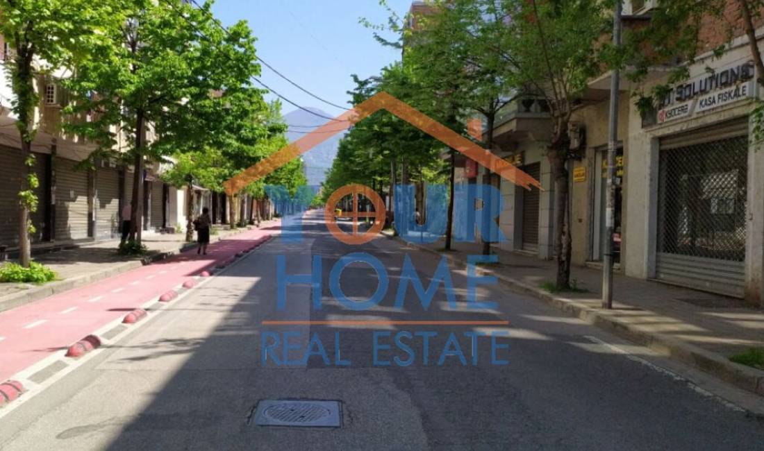 Shitet Lokali, Cmimi i shitjes: 600000 euro, Adresa: Pazari i Ri, Rruga Hoxha Tahsim                 