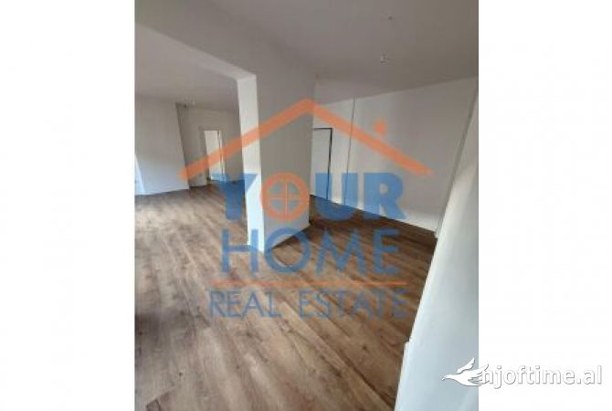 Ambiente Commerciale in Affitto 3+1 a Tirana - 900 Euro