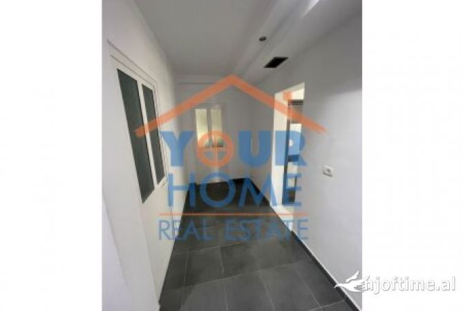 Jepet me Qera Ambienti per zyra  150 m2 , Adresa: Rruga Myslym Shyri, Cmimi: 1500 Euro 