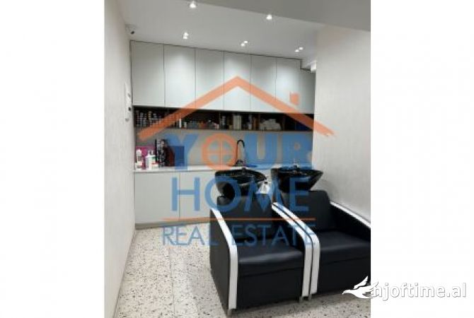 Jepet me qera ambient biznesi 100 m2, Adresa: Rruga Asim Vokshi, Cmimi: 150.000 ALL