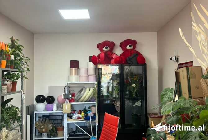 Jepet me qera ambient 50m2. Kati 0.Rruga Kosovareve buz rruge.