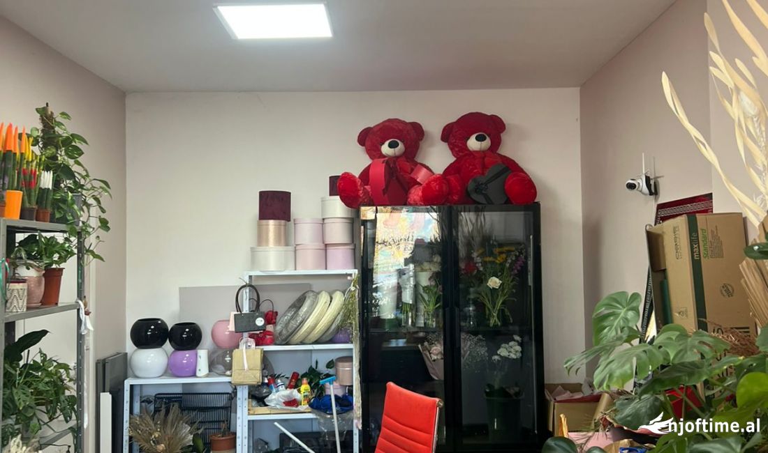 Jepet me qera ambient 50m2. Kati 0.Rruga Kosovareve buz rruge.