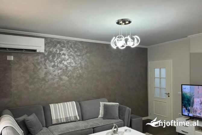 Shitet apartament 2+1+2 tualete i mobiluar.Selvia