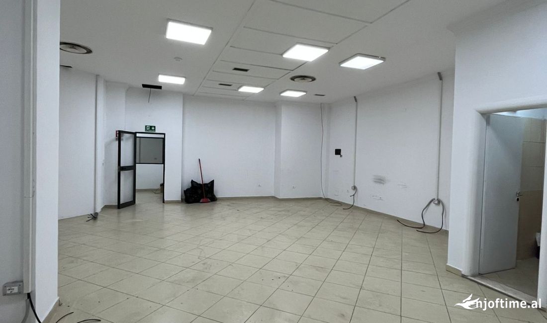 Jepet me qera ambient 165 m2 open space. Rruga Kavajes. 