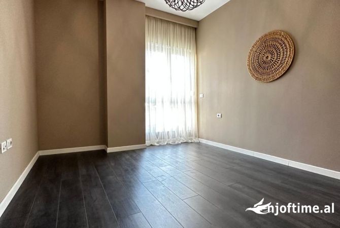 Shtepi ne shitje Apartament ne Tirane, 1+1, Mobilimi Bosh, pa mobiluar, Pagesa 175,000  Euro.