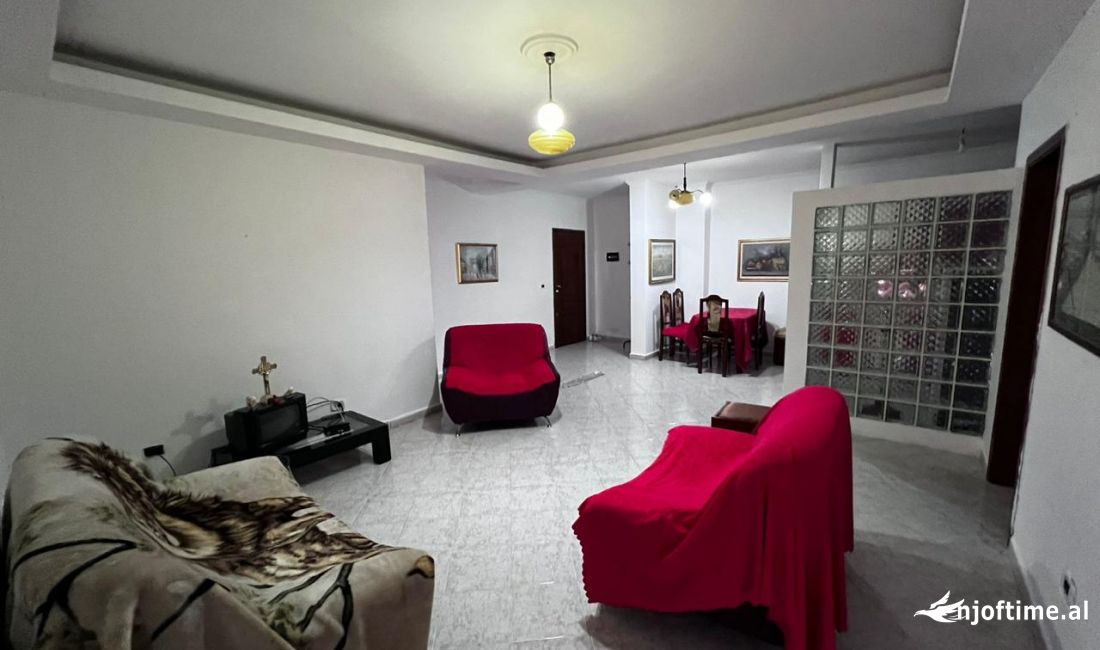 Shtepi ne shitje Apartament ne Tirane, 4+1, Mobilimi E mobiluar, Pagesa 222,000  Euro.