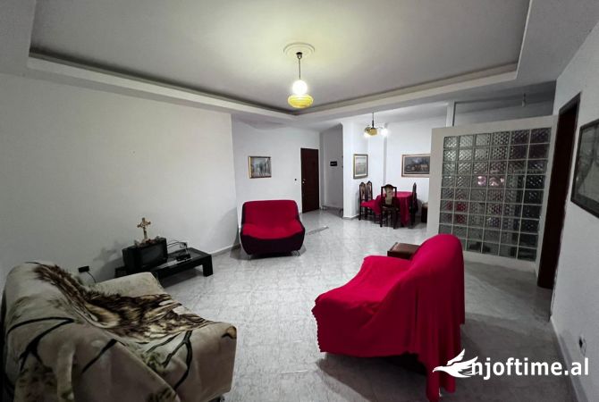 Shitet apartament 4+1+2 tualete. 21 Dhjetori. 220 mij euro. pallat me ashensor. me certefikate prone