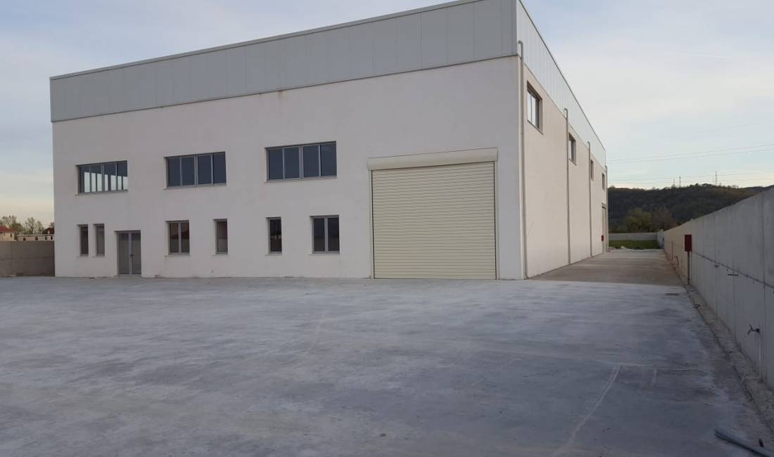 Jepet me qera kapanoni,1010 meter katror,dhe oborr ne dispozicion 500 meter katror,Laprake.