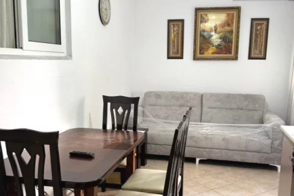 Komuna Parisit jepet me qera apartament 1+1 i mobiluar. 50.000 leke