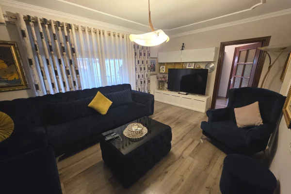 Shitet apartament 21 Dhjetori 3+1 super apartament