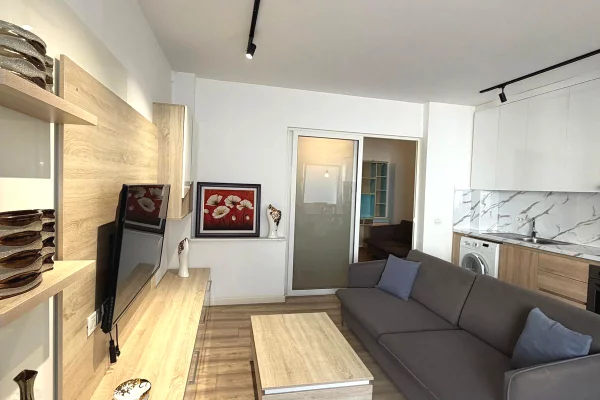 Jepet me qera apartament 1+1 Qender pallati ri me ashensor.