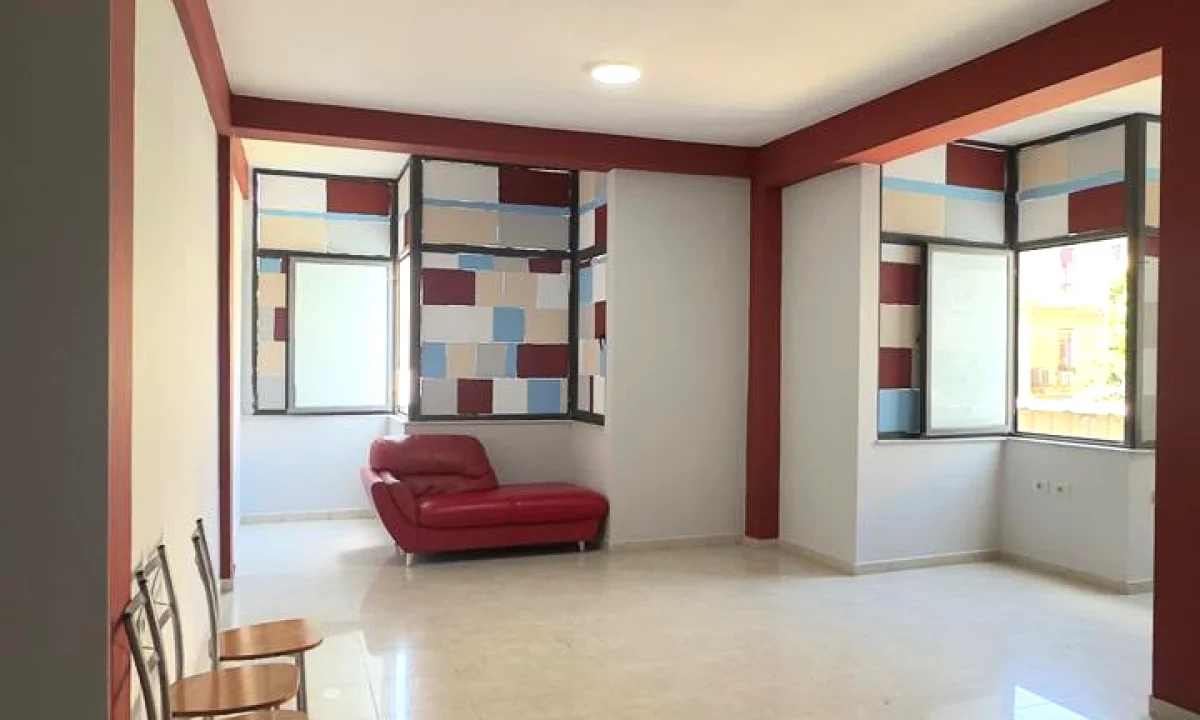 Ambient me qera rruga kavajes 120 m2