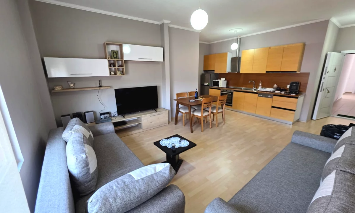 Shtepi ne shitje Apartament ne Tirane, 3+1, Mobilimi E mobiluar, Pagesa 152,000  Euro.