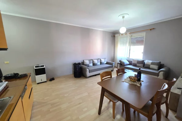 Shtepi ne shitje Apartament ne Tirane, 3+1, Mobilimi E mobiluar, Pagesa 152,000  Euro.