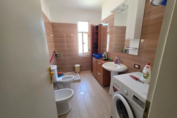 Shtepi ne shitje Apartament ne Tirane, 3+1, Mobilimi E mobiluar, Pagesa 152,000  Euro.
