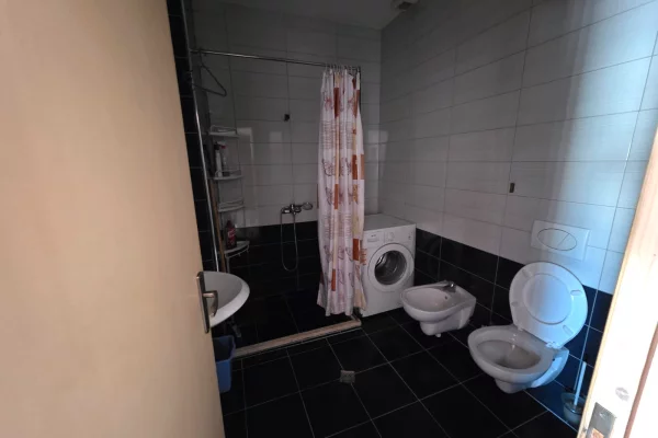 Shtepi ne shitje Apartament ne Tirane, 3+1, Mobilimi E mobiluar, Pagesa 152,000  Euro.