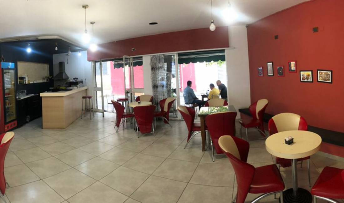 Shitet ambjent Bar-Kafe , Prane Rruges se Durresit, afer Zogut te Zi. Cmimi per shitje :100.000 euro
