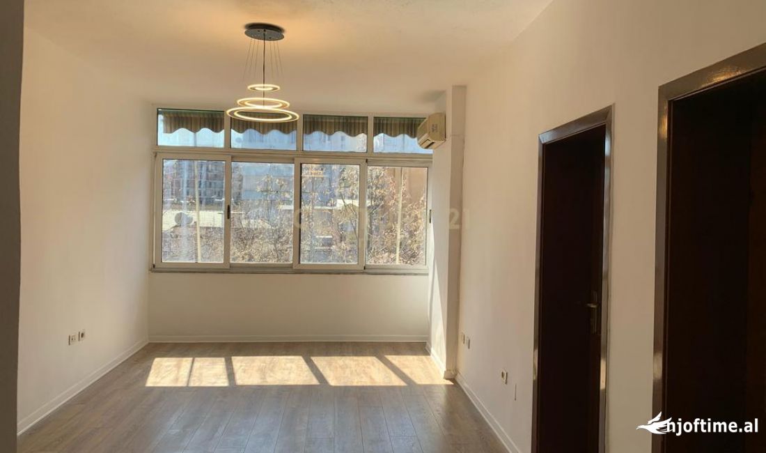 JEPET ME QIRA AP PER ZYRA NE RRUGEN E DURRSIT