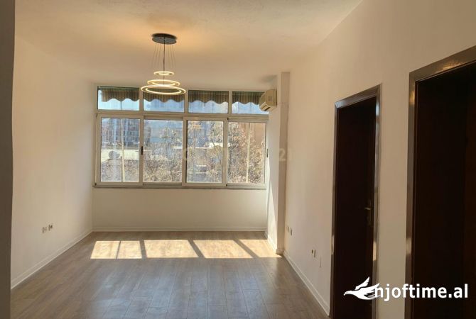 JEPET ME QIRA AP PER ZYRA NE RRUGEN E DURRSIT