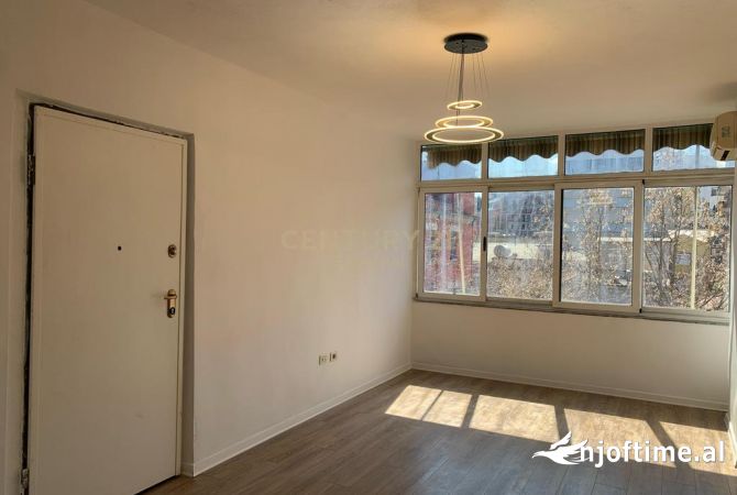 JEPET ME QIRA AP PER ZYRA NE RRUGEN E DURRSIT