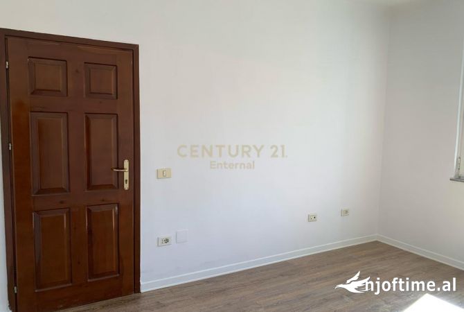 JEPET ME QIRA AP PER ZYRA NE RRUGEN E DURRSIT