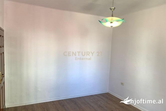 JEPET ME QIRA AP PER ZYRA NE RRUGEN E DURRSIT