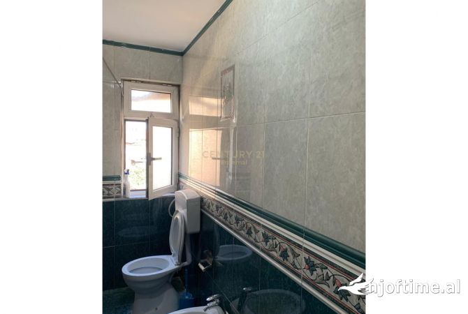 JEPET ME QIRA AP PER ZYRA NE RRUGEN E DURRSIT